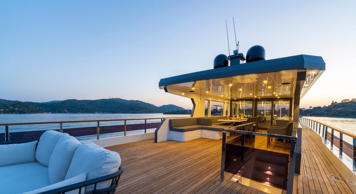 ALBATROS EXPLORER yacht charter 3