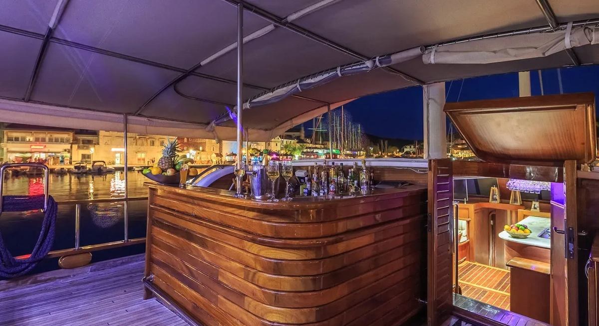 ALLURE E yacht charter 4