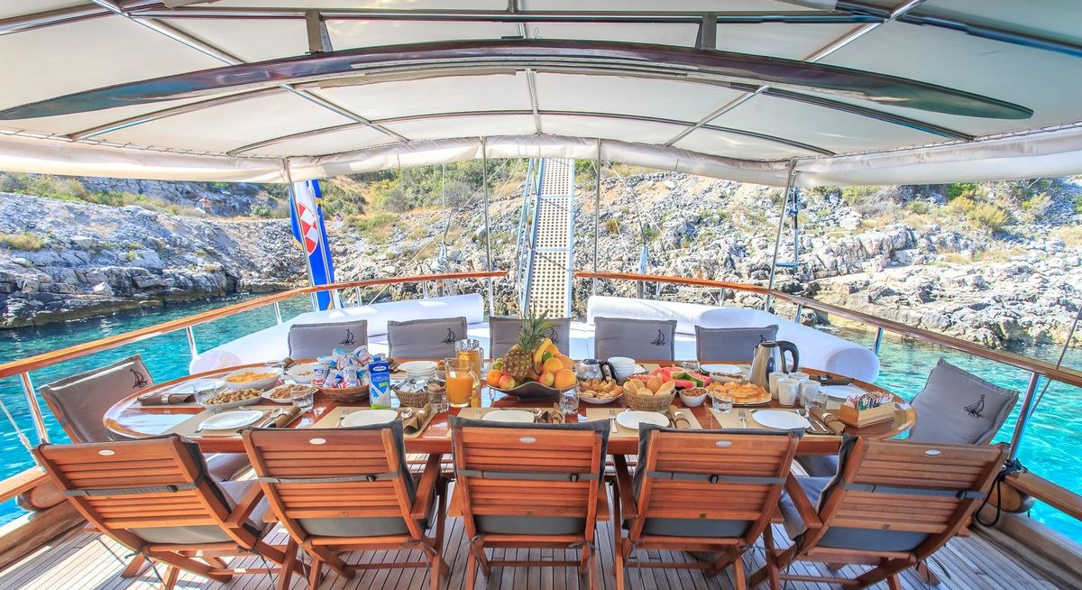 ALLUREE yacht charter 4