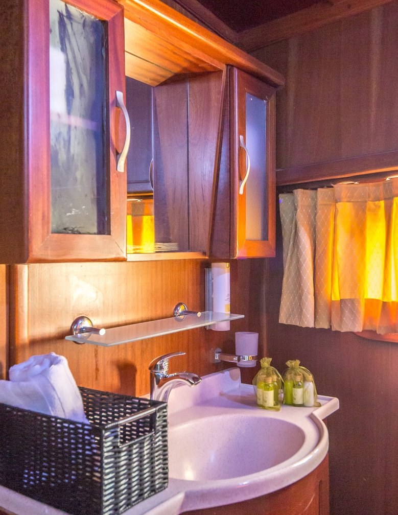 Yacht charter ALLUREE YACHT CHARTER