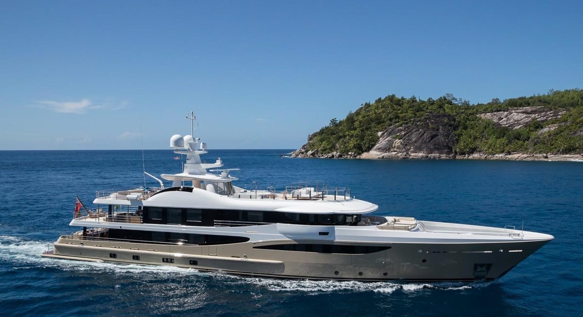 AMIGOS yacht charter 1