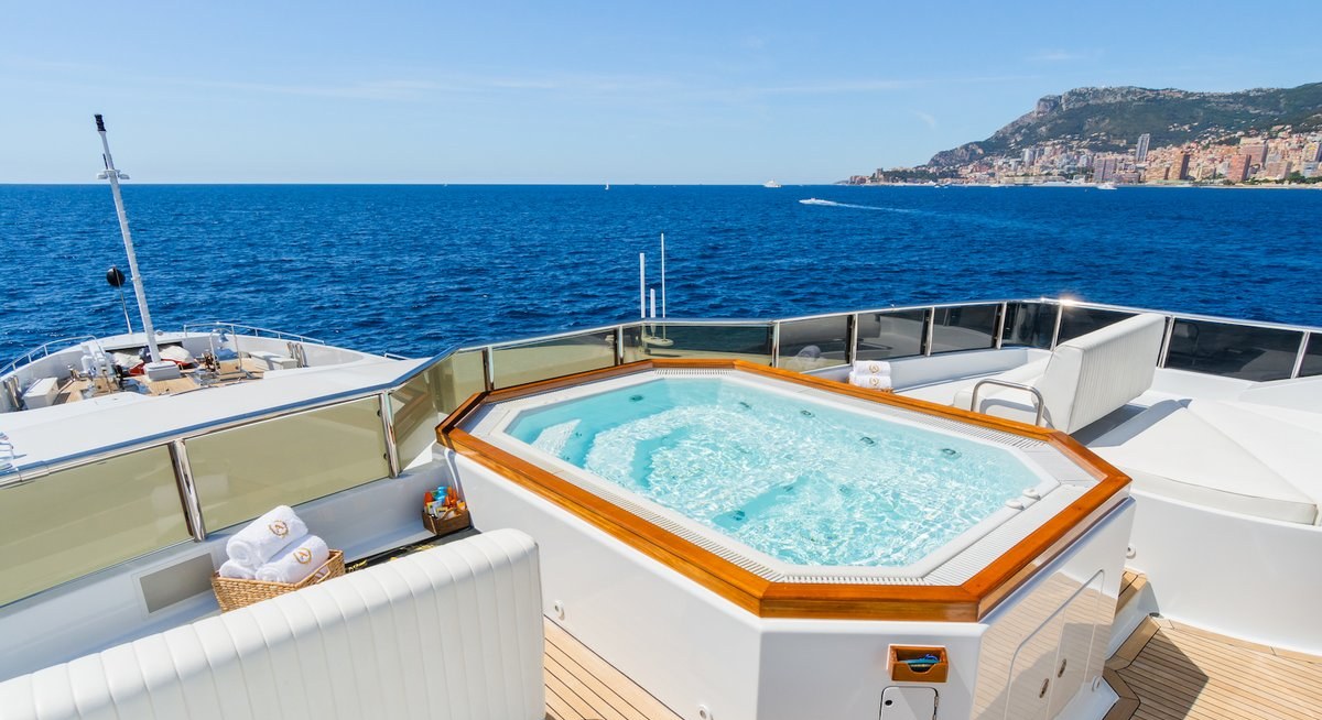 APOGEE yacht charter 2