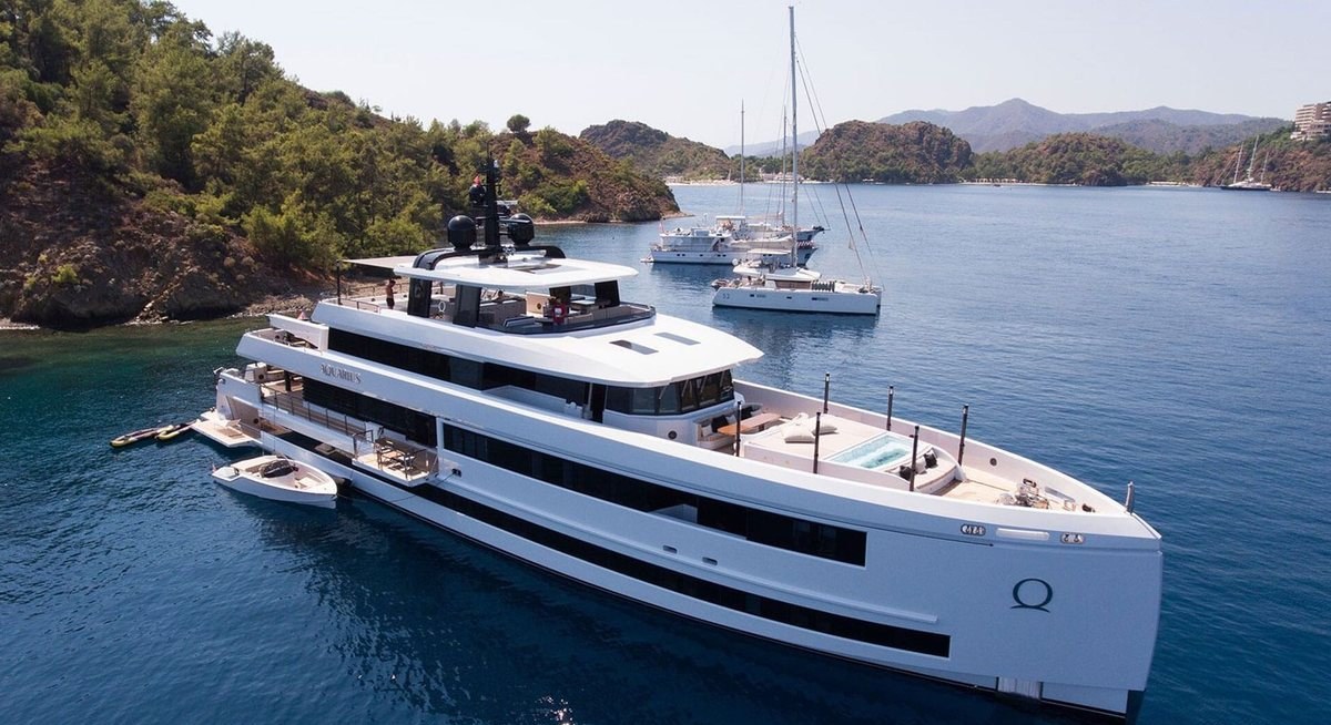 AQUARIUS yacht charter 1