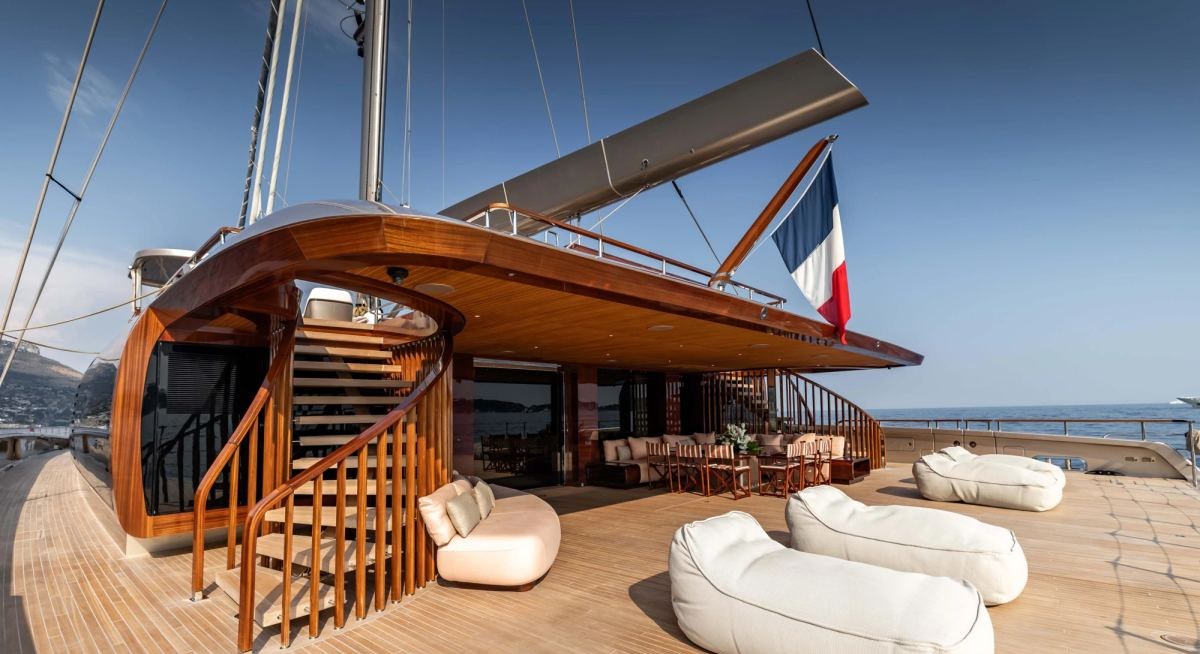 ARTEXPLORER yacht charter 4