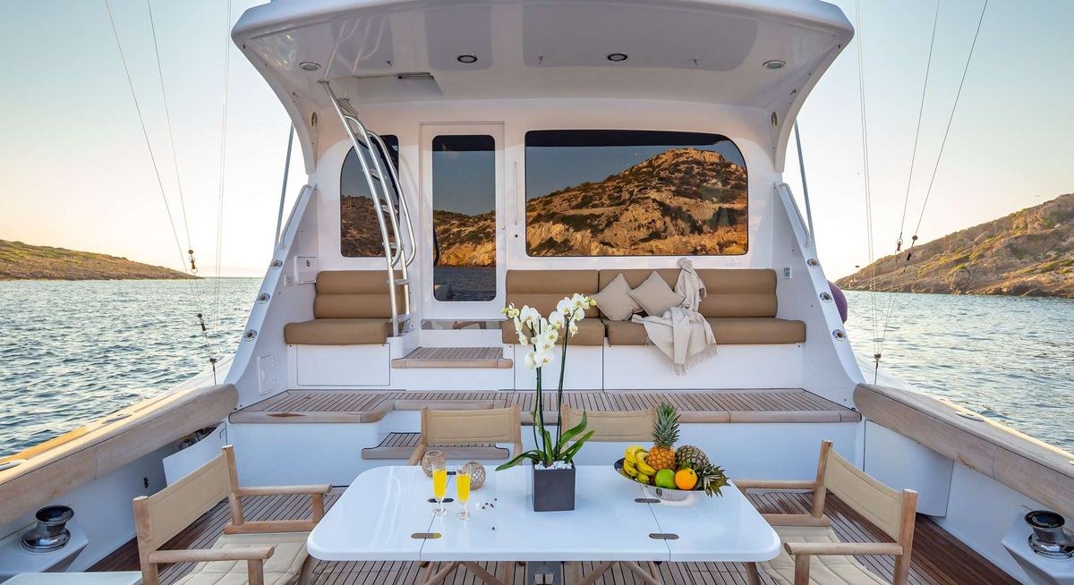 ASTRAPE yacht charter 3