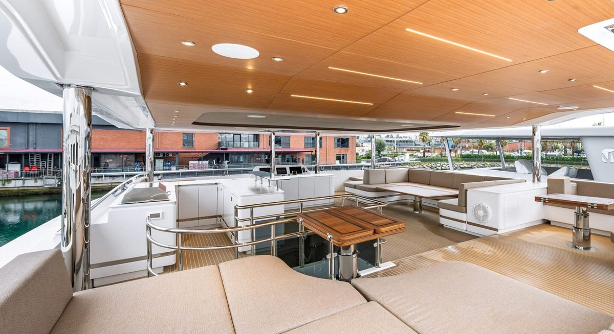 ATRAVERSIA yacht charter 2