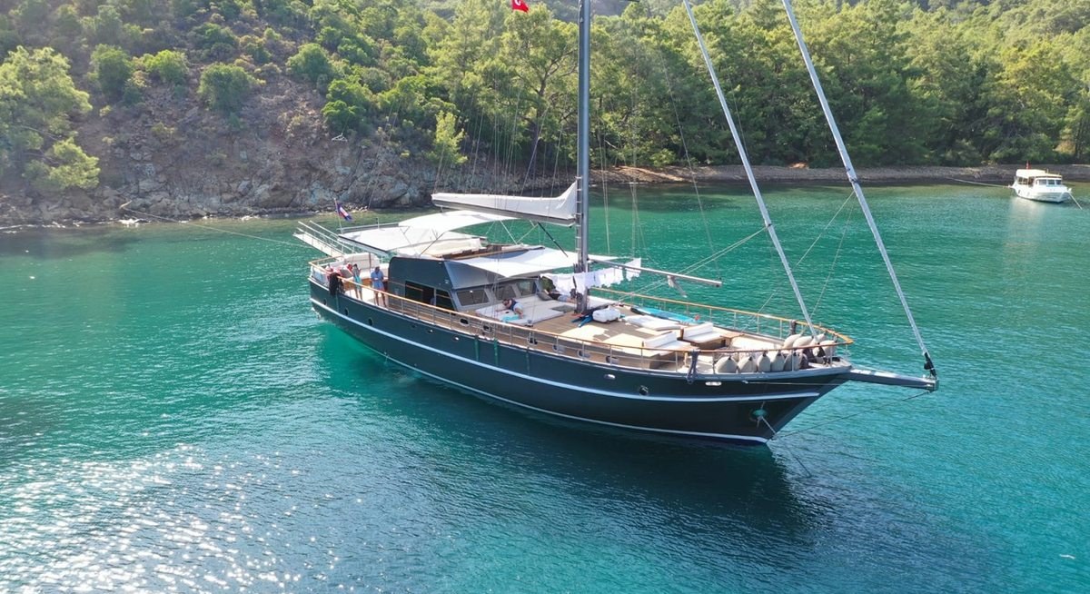 AYO yacht charter 1