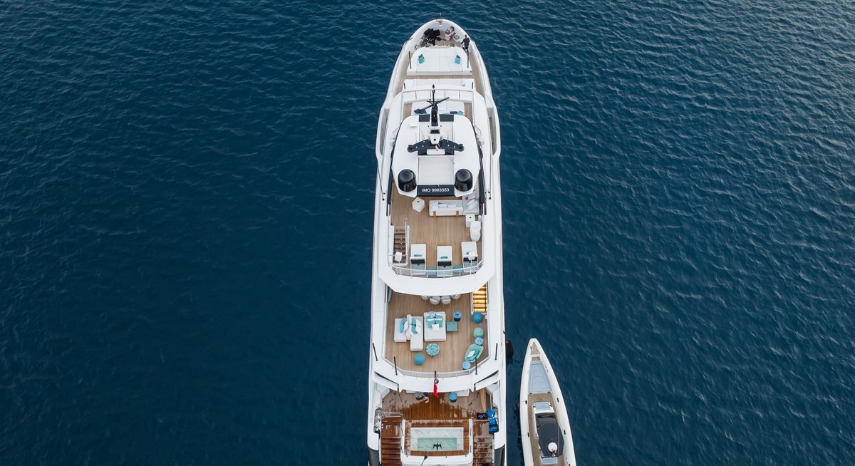 BEE yacht charter 5