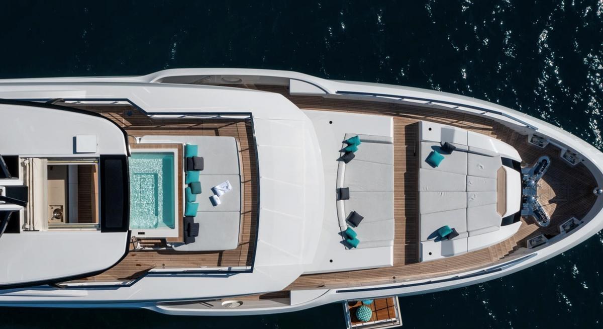 BEE yacht charter 2