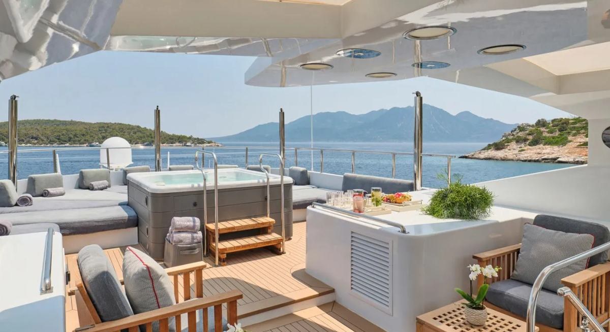 BELLA STELLA yacht charter 3