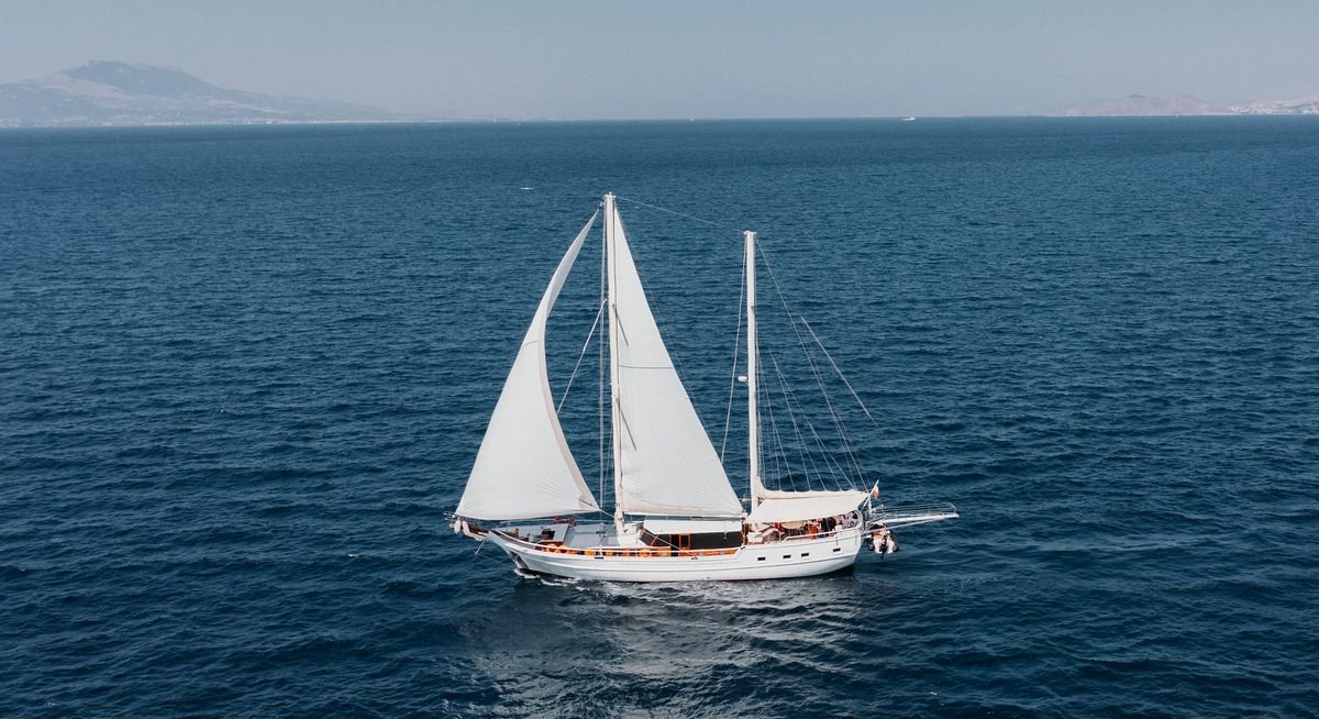 BEYAZ LALE yacht charter 5
