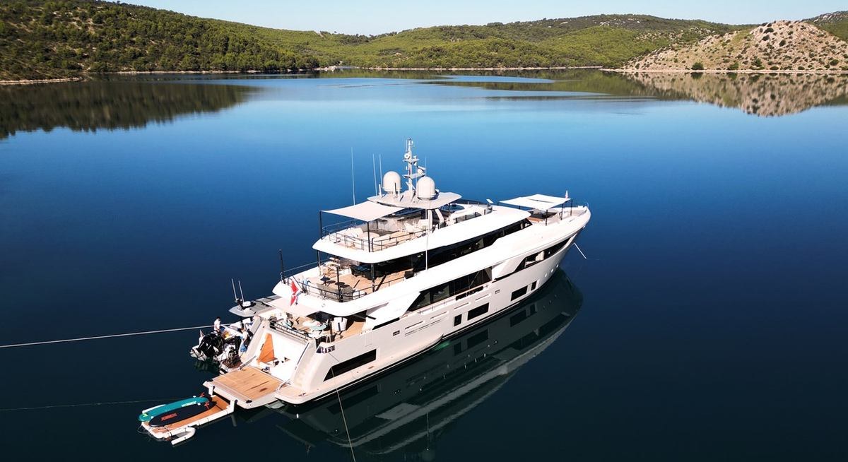 BIZMAN yacht charter 5