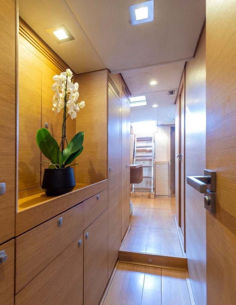 Yacht charter BLACK LION YACHT CHARTER