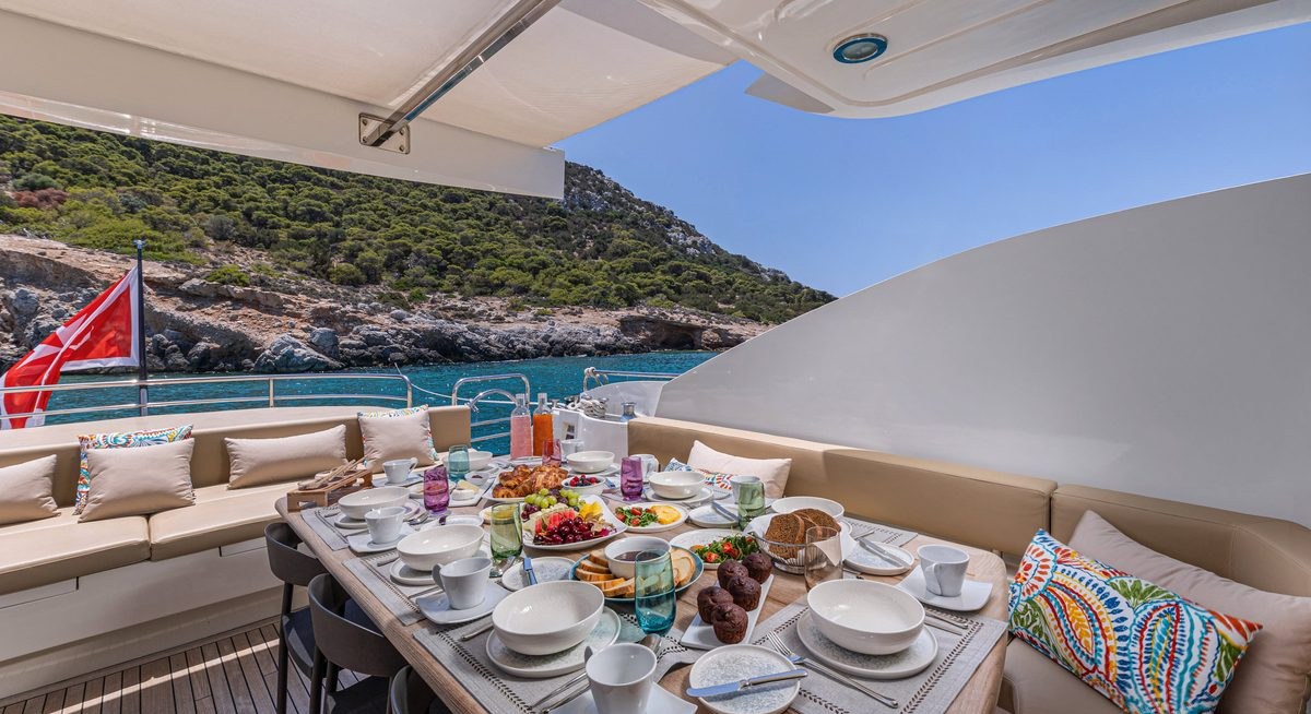 BLADE 6 yacht charter 3