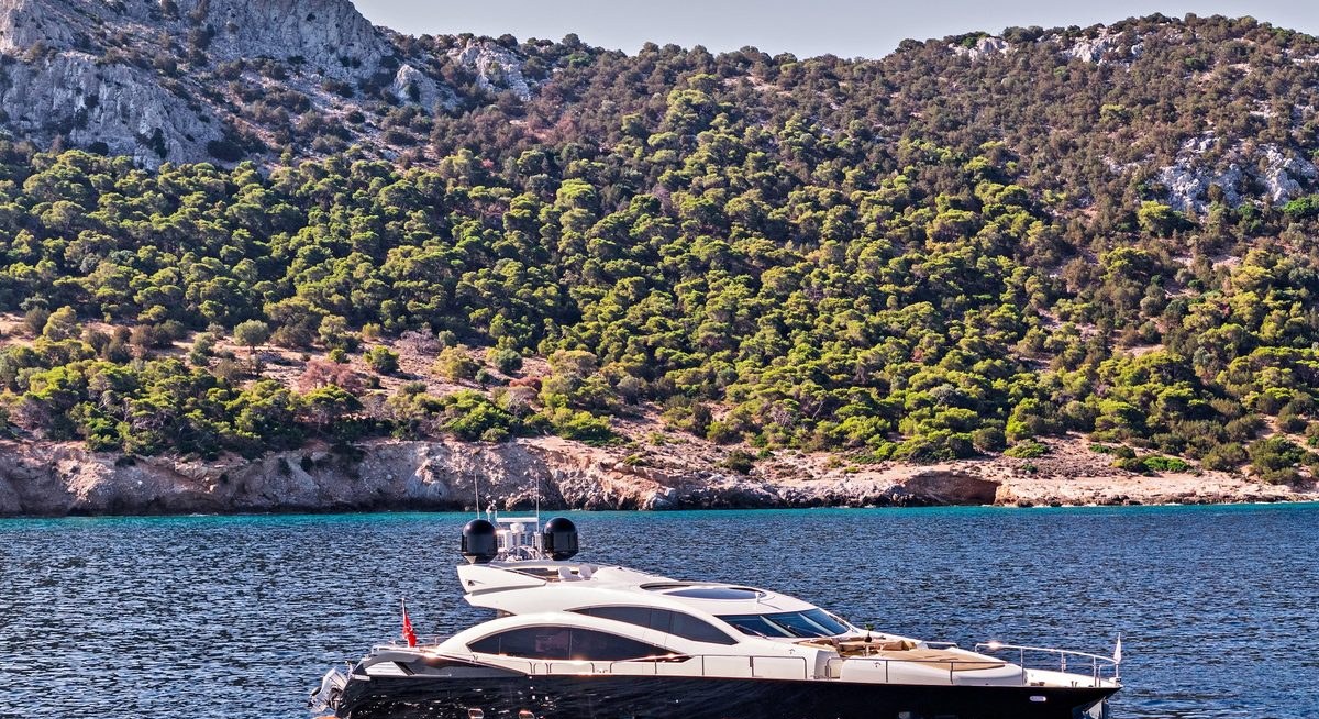 BLADE 6 yacht charter 1