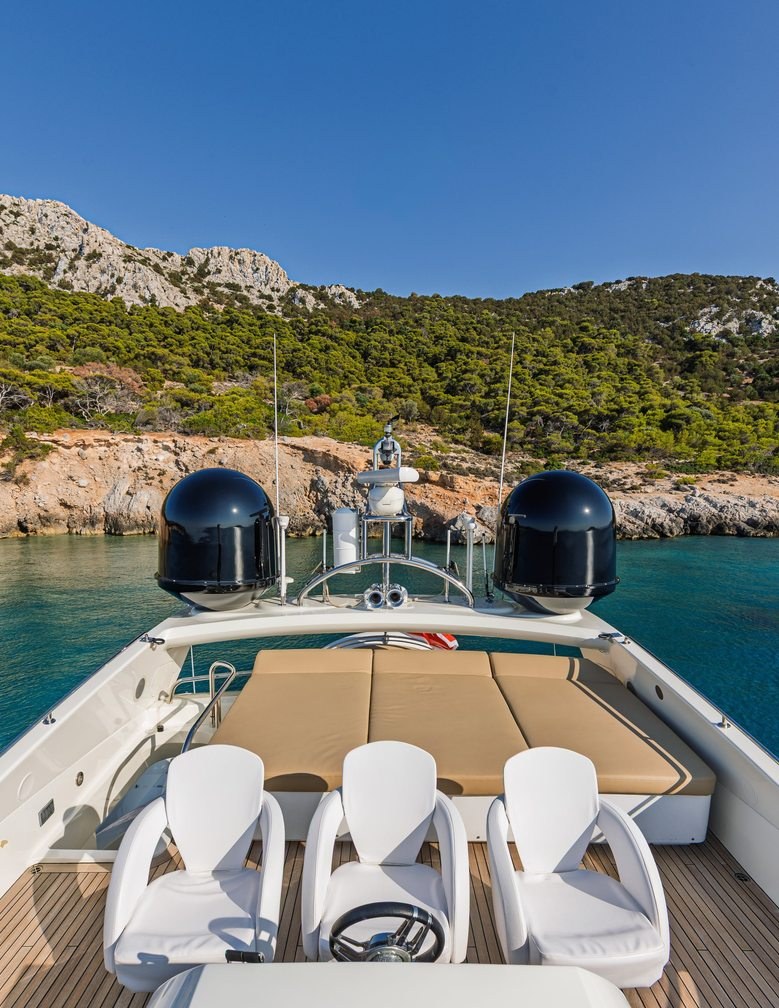 BLADE 6 yacht charter 4