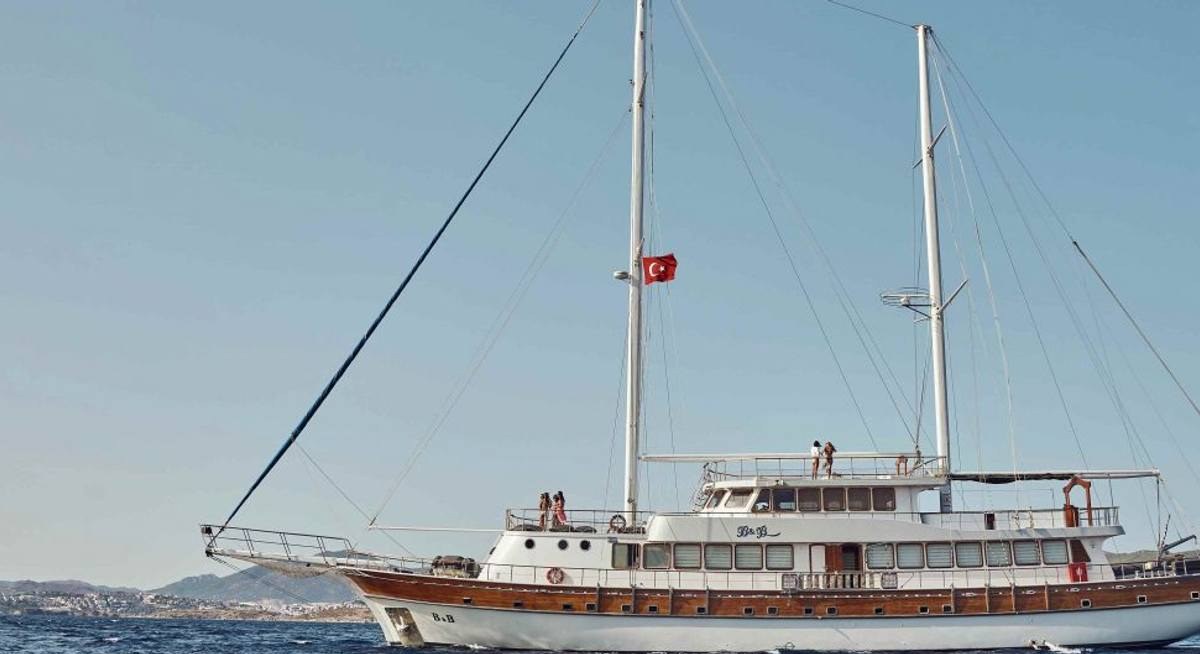 BOREAS yacht charter 4