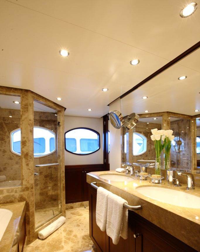 Yacht charter C SIDE YACHT CHARTER