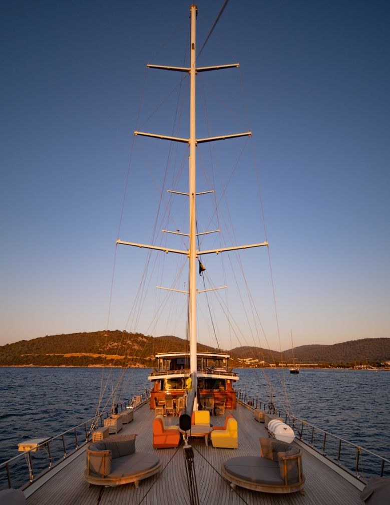 تأجير يخت CAUSTIC YACHT CHARTER