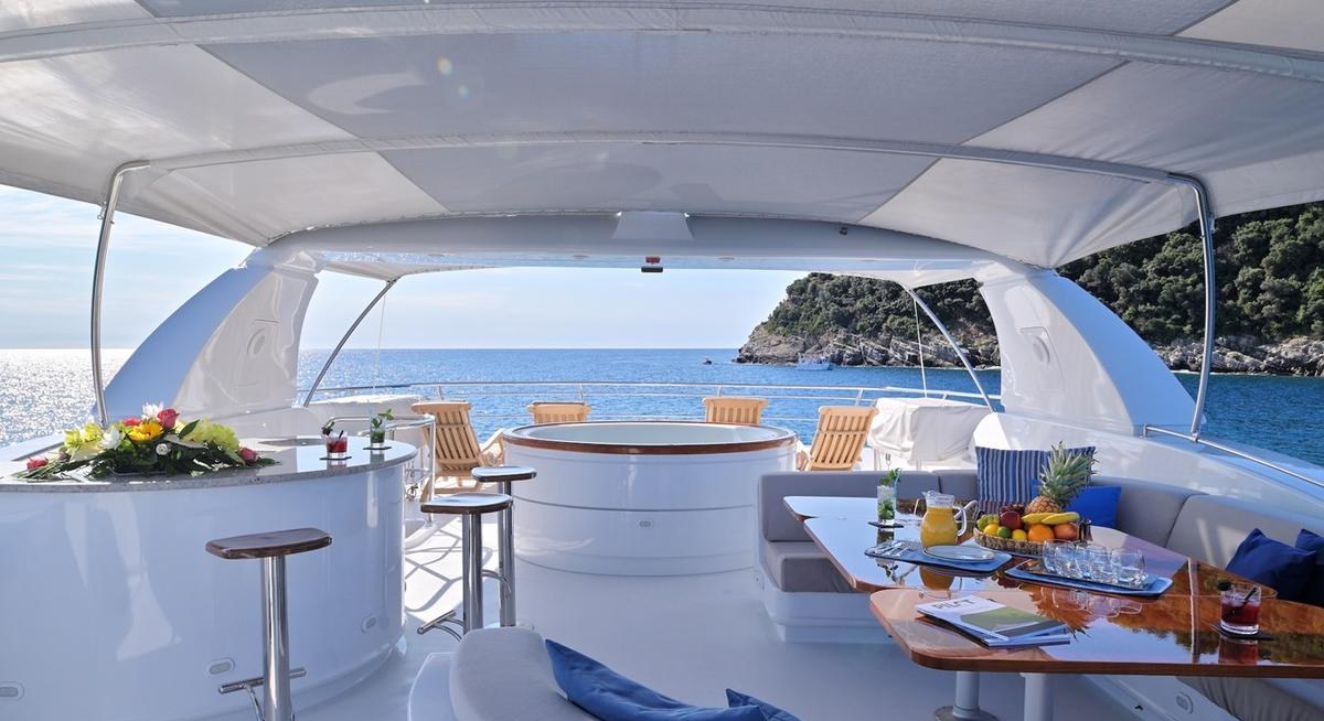 CLARITY yacht charter 3