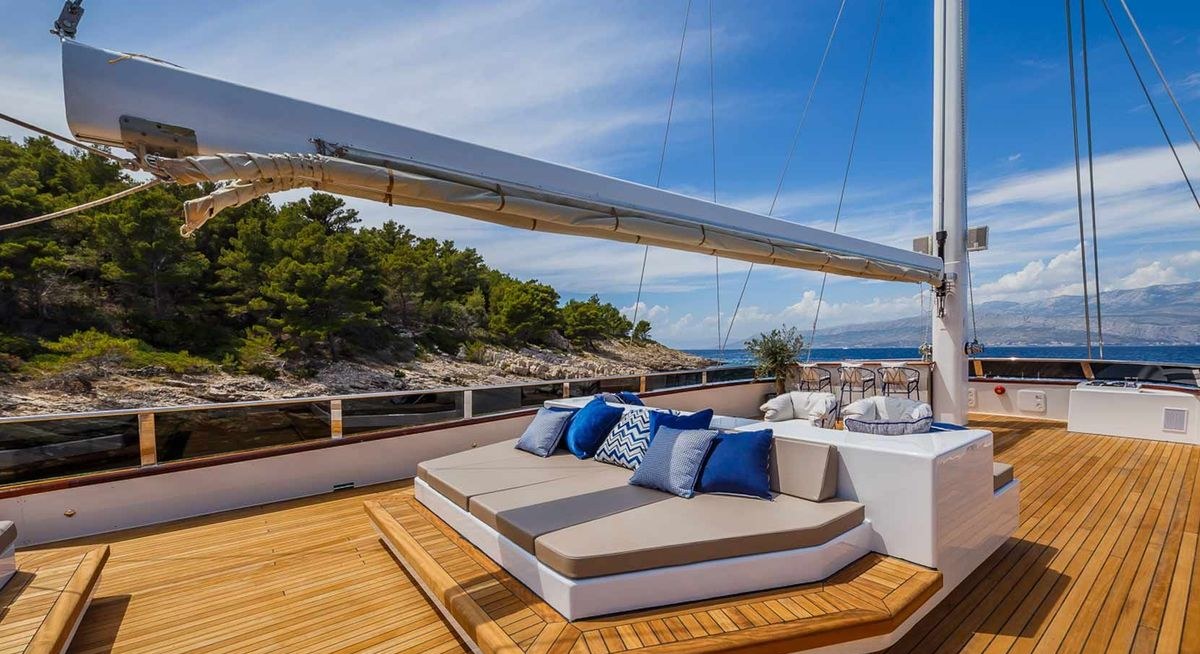 CLASE AZUL yacht charter 2