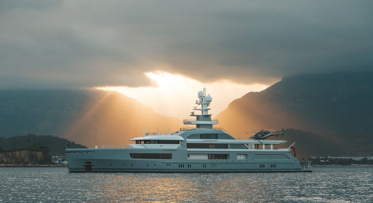CLOUDBREAK yacht charter 1
