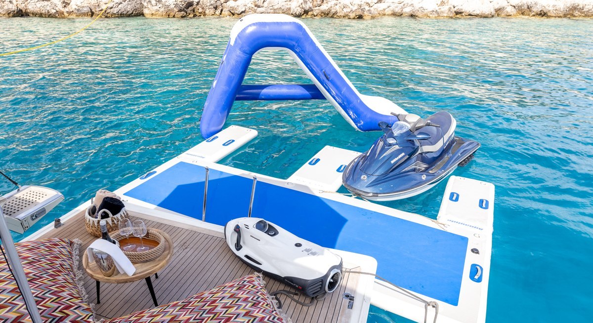 COOKIE yacht charter 4