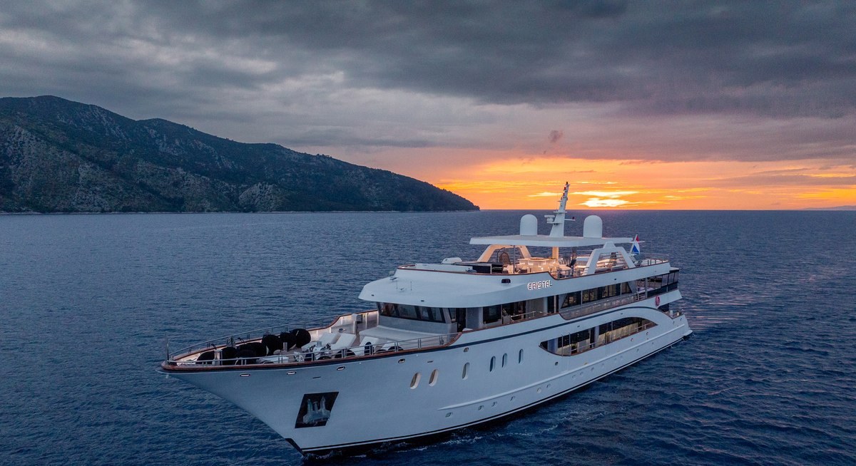 Yacht charter CRISTAL YACHT CHARTER