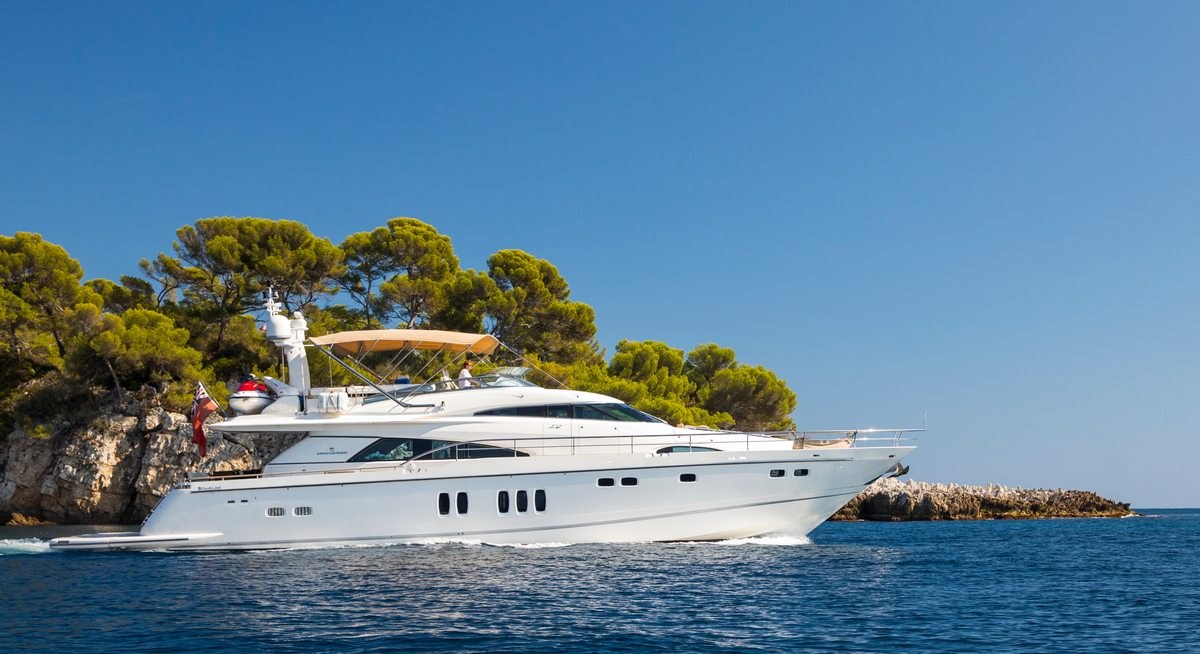 D5 yacht charter 1
