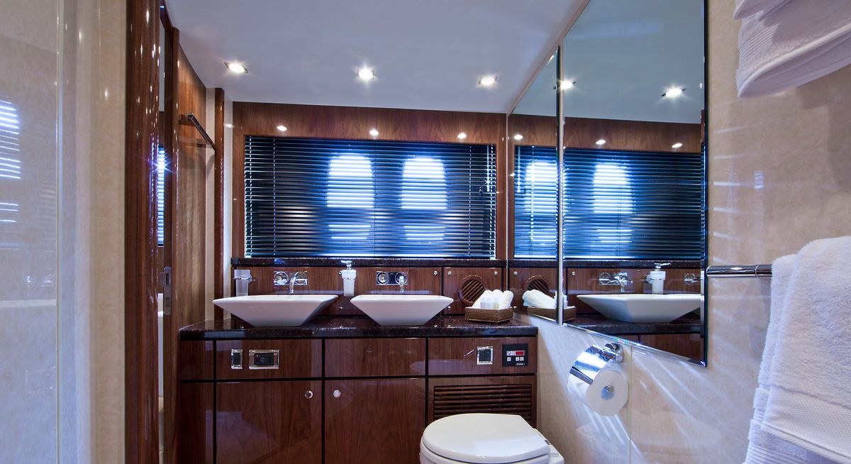D5 yacht charter 3