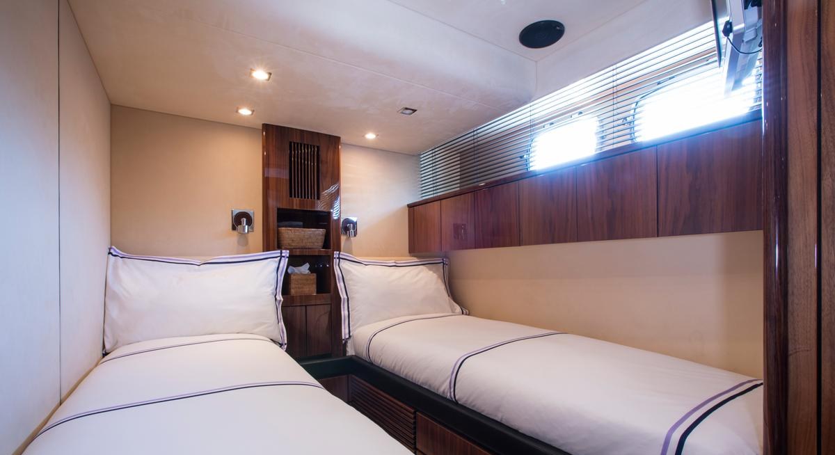 D5 yacht charter 4