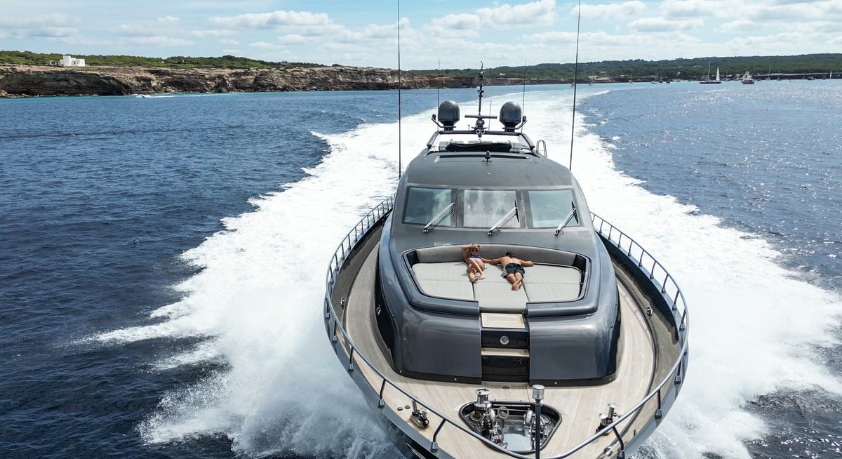 DARK KNIGHT yacht charter 2