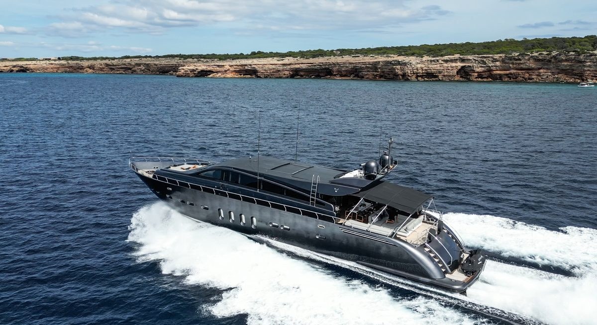 DARK KNIGHT yacht charter 4