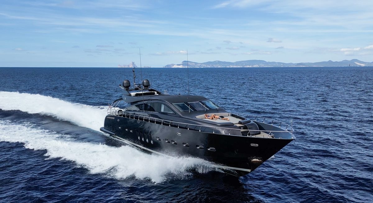 DARK KNIGHT yacht charter 1