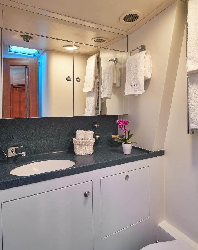 Yacht charter DARK STAR OF LONDON YACHT CHARTER