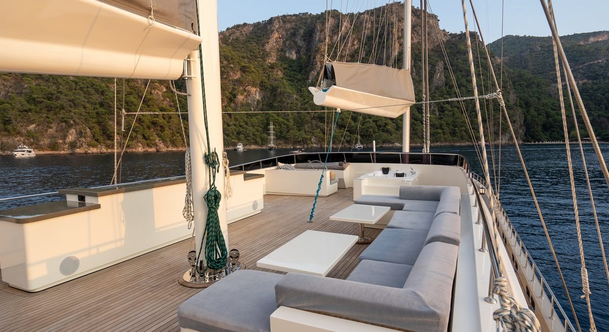 DE LOVE yacht charter 4