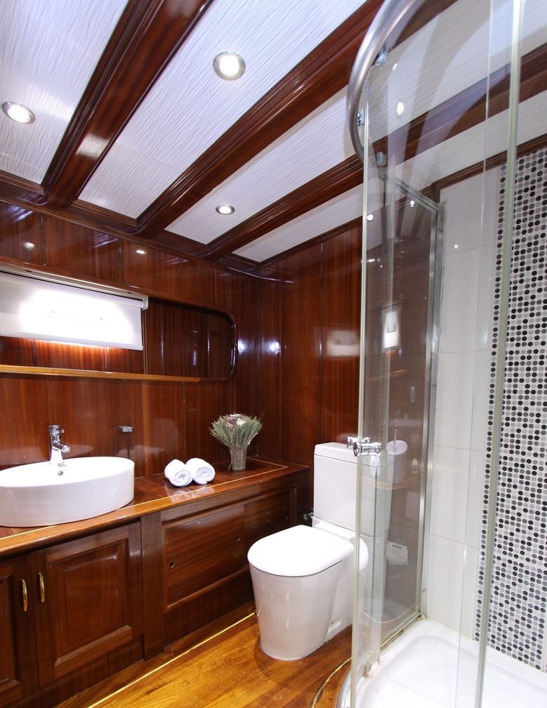 تأجير يخت DEAR LILA YACHT CHARTER