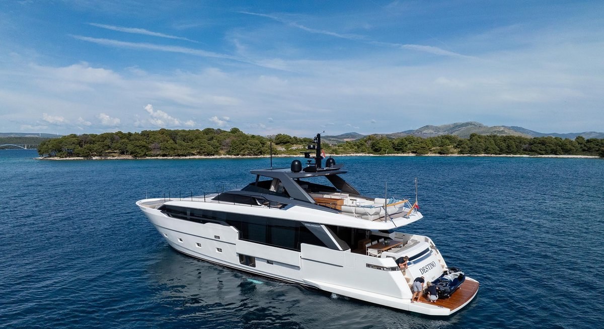 DESTINO yacht charter 5