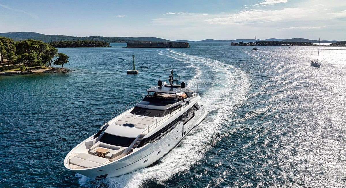 DESTINO yacht charter 2