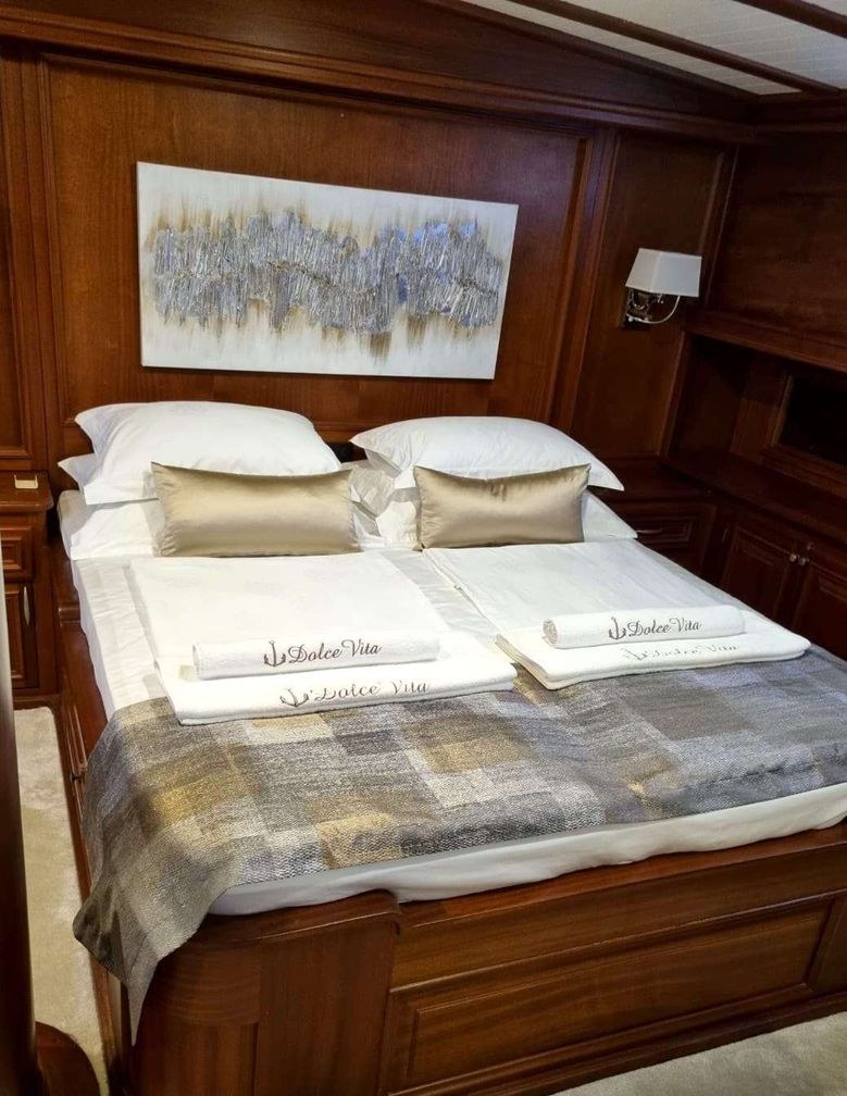 DOLCE VITA yacht charter 1