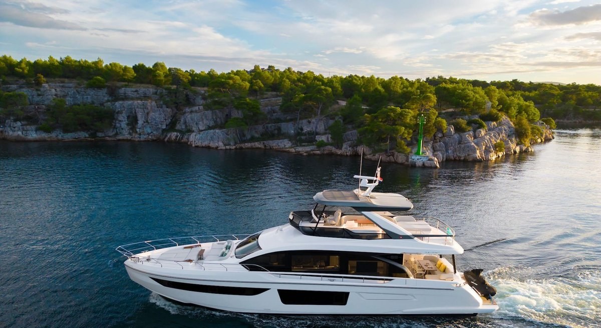 DONNA yacht charter 1
