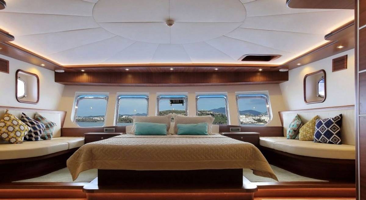 DRAGONFLY yacht charter 2
