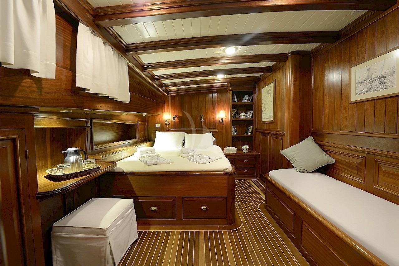 Yacht charter ECCE NAVIGO YACHT CHARTER