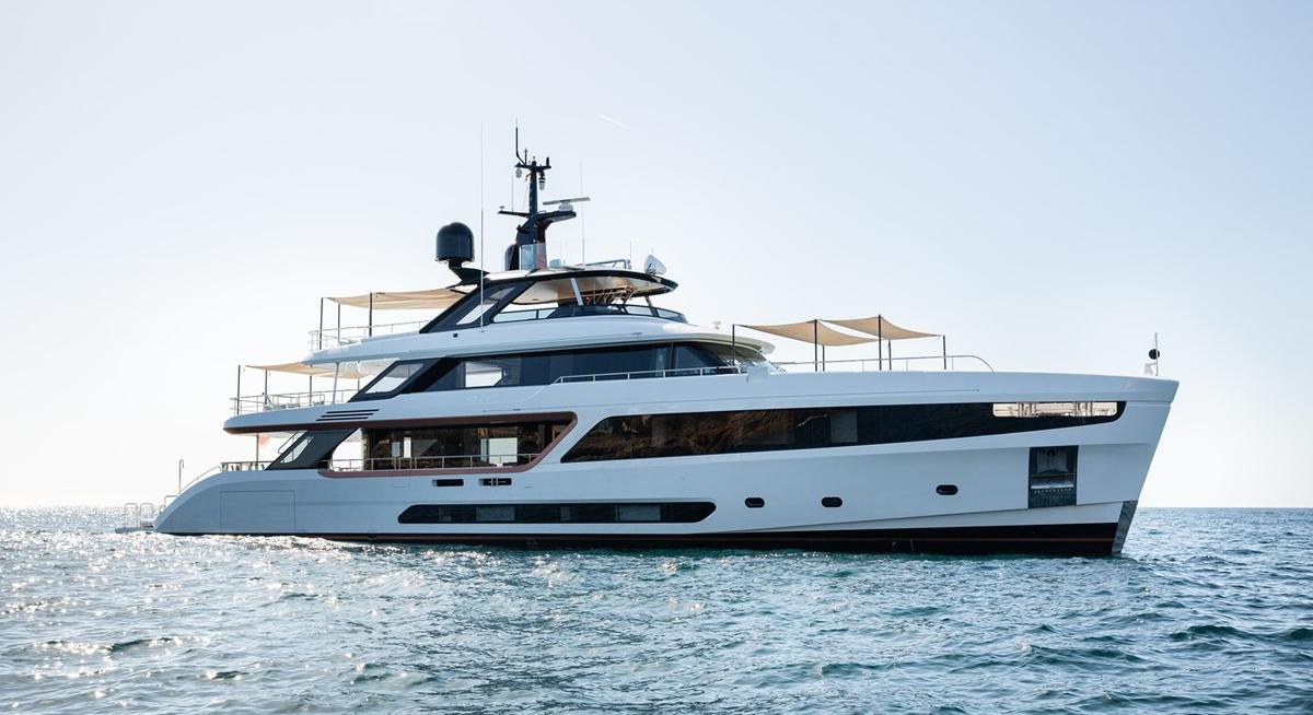 EH2 yacht charter 1