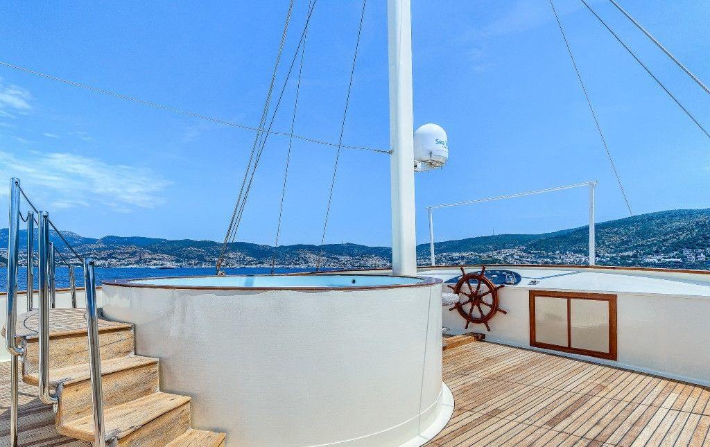ELARA 1 yacht charter 3