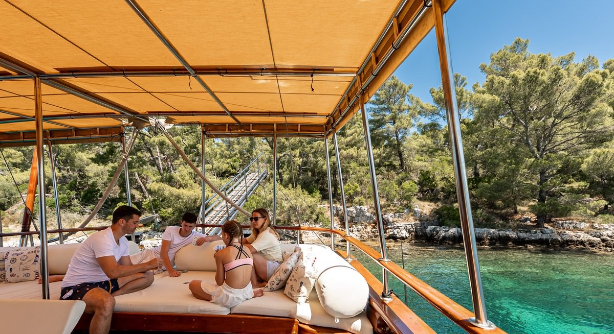 ELEGANZA yacht charter 4