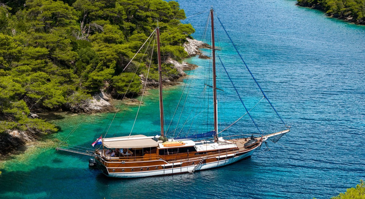 ELEGANZA yacht charter 5