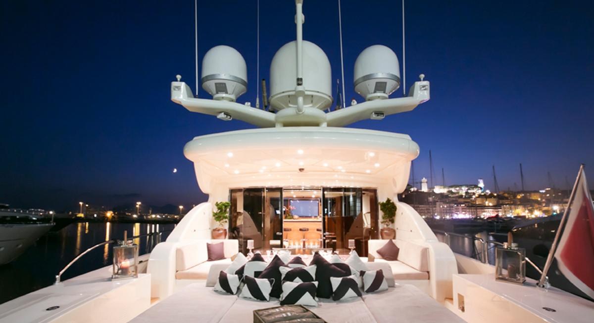 EOL B yacht charter 3