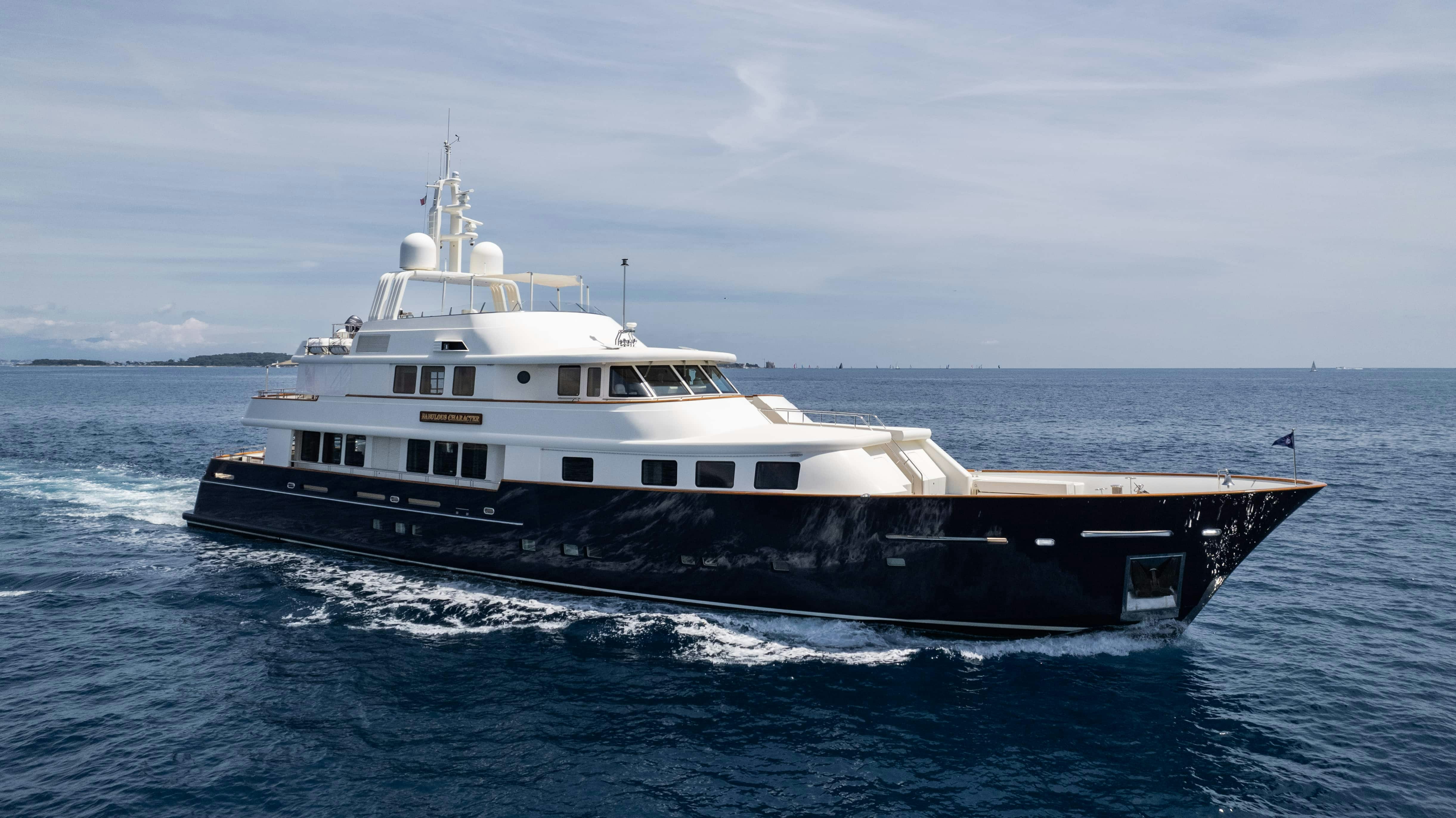 تأجير يخت FABULOUS CHARACTER YACHT CHARTER