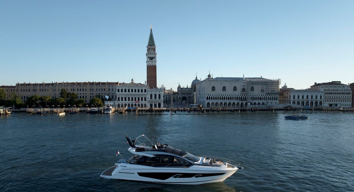 FIVE II yacht charter 3